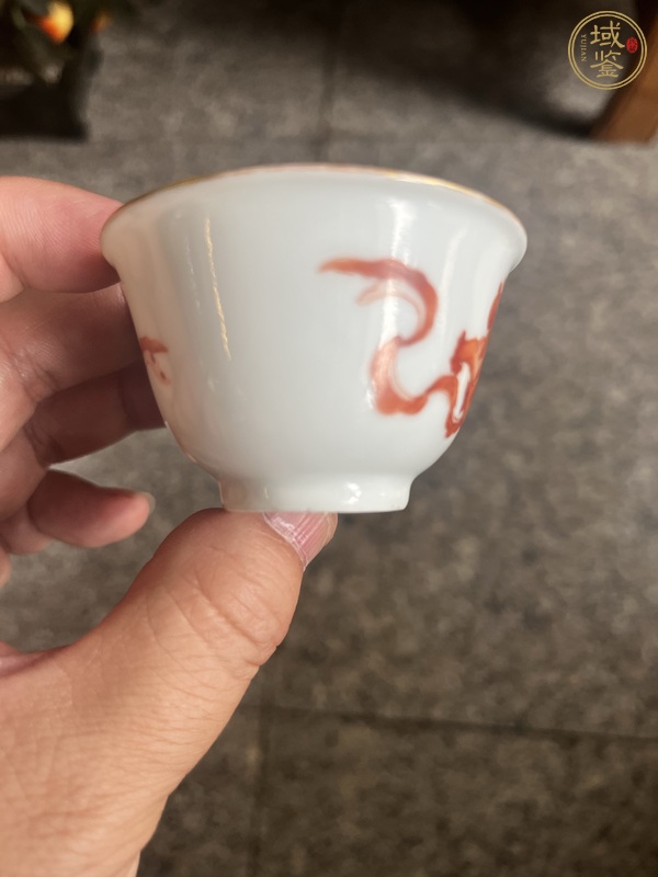 古玩陶瓷礬紅獅紋杯真品鑒賞圖