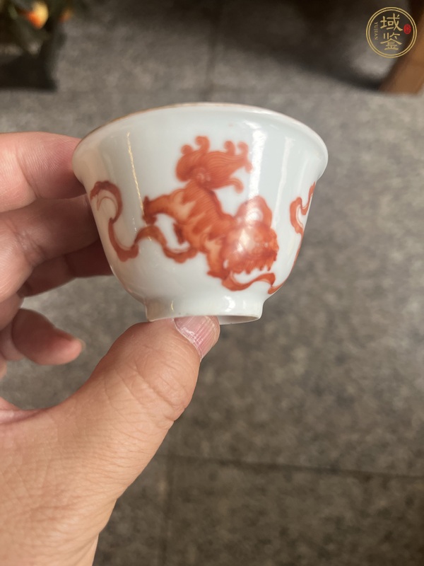 古玩陶瓷礬紅獅紋杯真品鑒賞圖