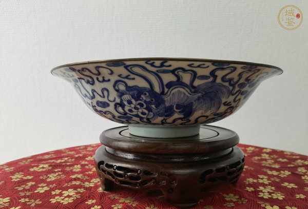 古玩陶瓷飄帶繡球獅子紋青花折沿碗真品鑒賞圖