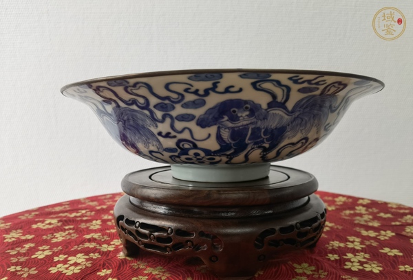 古玩陶瓷飄帶繡球獅子紋青花折沿碗真品鑒賞圖