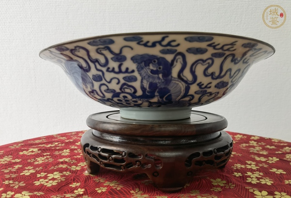 古玩陶瓷飄帶繡球獅子紋青花折沿碗真品鑒賞圖
