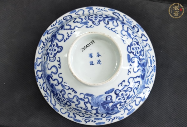 古玩陶瓷飄帶繡球獅子紋青花折沿碗真品鑒賞圖