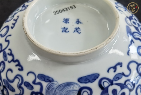 古玩陶瓷飄帶繡球獅子紋青花折沿碗真品鑒賞圖