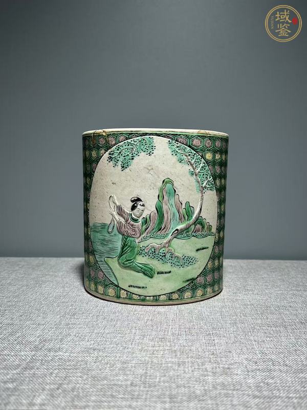 古玩陶瓷素三彩開(kāi)窗人物浮雕紋筆筒真品鑒賞圖
