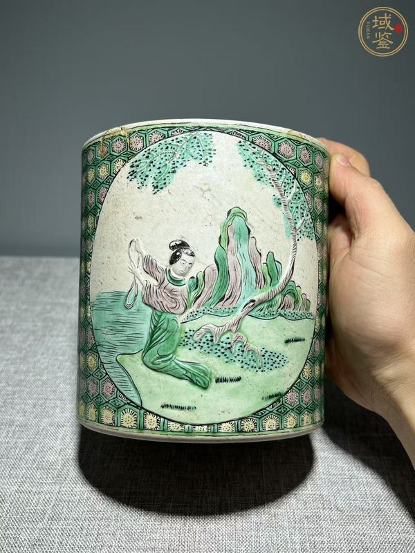 古玩陶瓷素三彩開(kāi)窗人物浮雕紋筆筒真品鑒賞圖