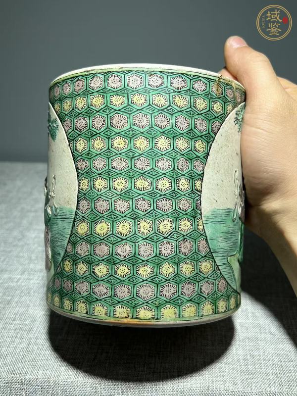 古玩陶瓷素三彩開(kāi)窗人物浮雕紋筆筒真品鑒賞圖