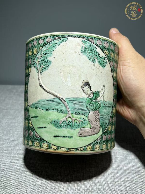 古玩陶瓷素三彩開(kāi)窗人物浮雕紋筆筒真品鑒賞圖