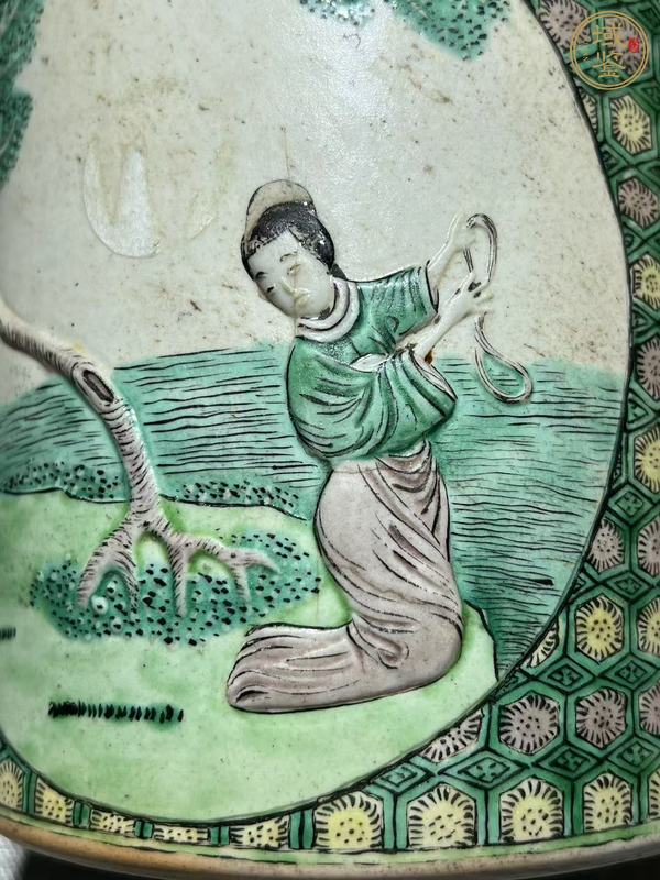 古玩陶瓷素三彩開(kāi)窗人物浮雕紋筆筒真品鑒賞圖