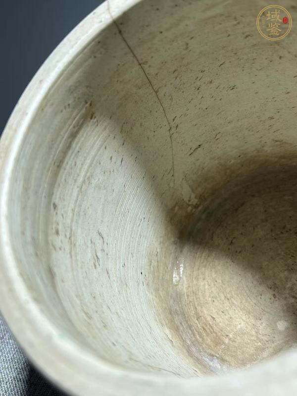 古玩陶瓷素三彩開(kāi)窗人物浮雕紋筆筒真品鑒賞圖