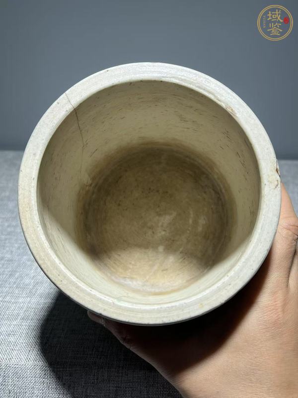 古玩陶瓷素三彩開(kāi)窗人物浮雕紋筆筒真品鑒賞圖