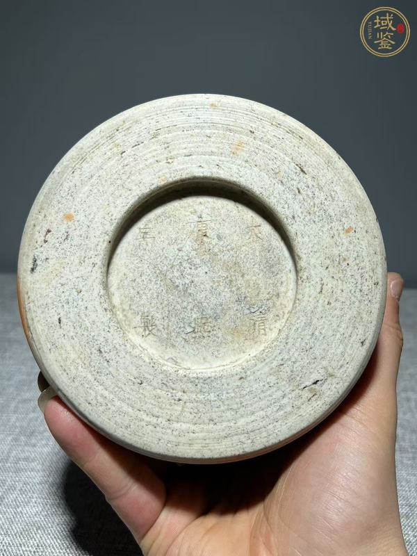 古玩陶瓷素三彩開(kāi)窗人物浮雕紋筆筒真品鑒賞圖