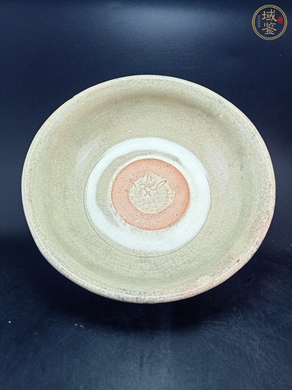 古玩陶瓷龍泉青瓷印花碗真品鑒賞圖