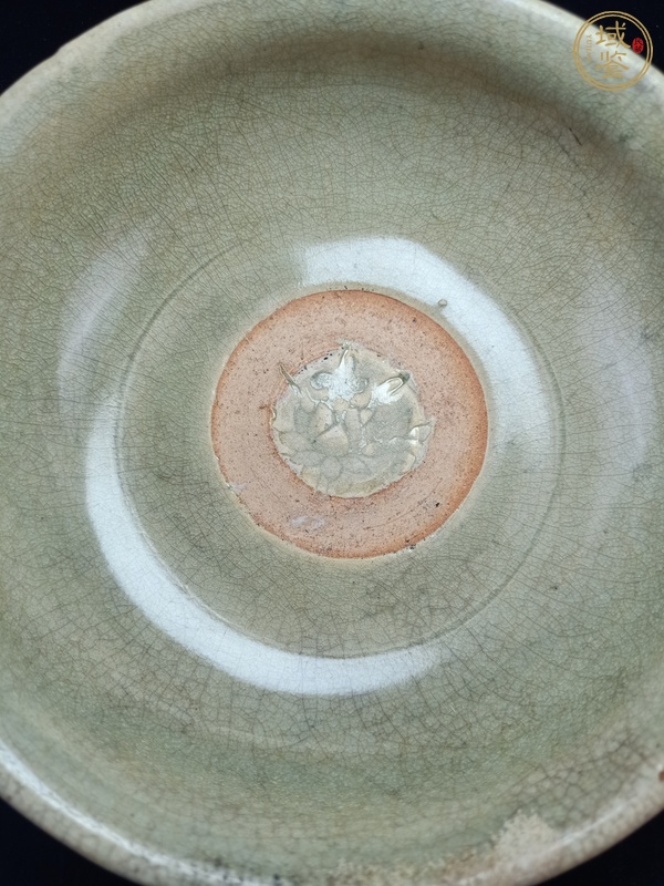 古玩陶瓷龍泉青瓷印花碗真品鑒賞圖