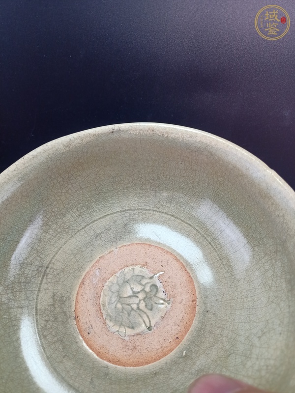 古玩陶瓷龍泉青瓷印花碗真品鑒賞圖