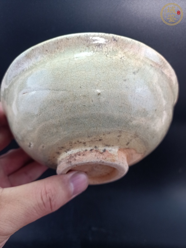 古玩陶瓷龍泉青瓷印花碗真品鑒賞圖