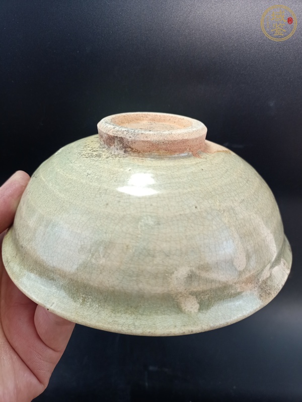 古玩陶瓷龍泉青瓷印花碗真品鑒賞圖