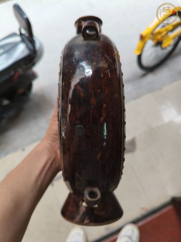 古玩陶瓷褐釉印花抱月瓶真品鑒賞圖