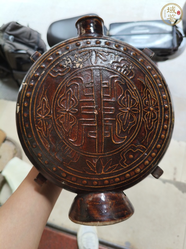 古玩陶瓷褐釉印花抱月瓶真品鑒賞圖