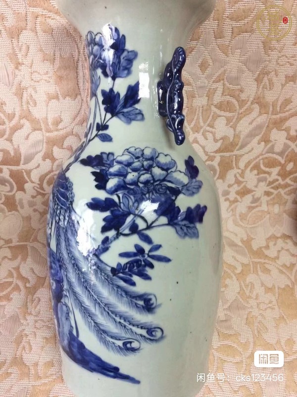 古玩陶瓷豆青釉青花鳳凰牡丹紋瓶真品鑒賞圖