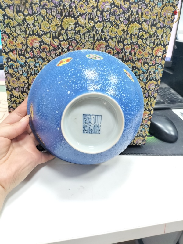 古玩陶瓷藍釉軋道粉彩皮球花碗真品鑒賞圖