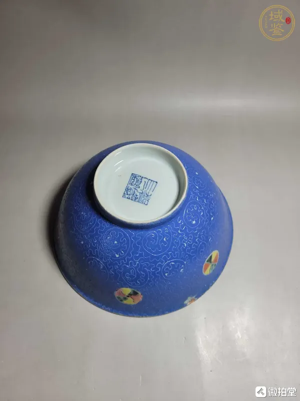 古玩藍(lán)釉軋道粉彩皮球花碗真品鑒賞圖