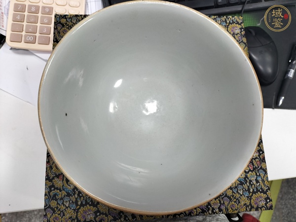 古玩陶瓷藍釉軋道粉彩皮球花碗真品鑒賞圖