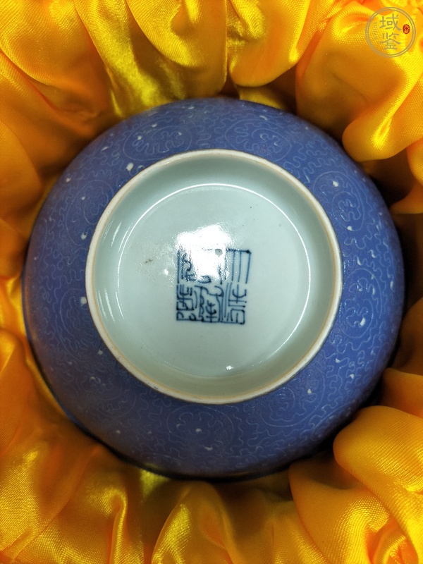 古玩陶瓷藍釉軋道粉彩皮球花碗真品鑒賞圖