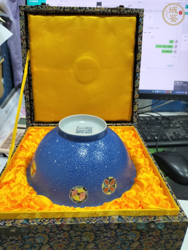 古玩陶瓷藍釉軋道粉彩皮球花碗真品鑒賞圖