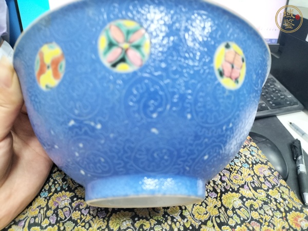 古玩陶瓷藍釉軋道粉彩皮球花碗真品鑒賞圖