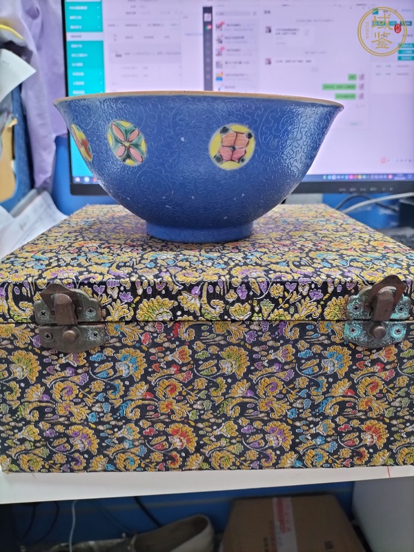 古玩陶瓷藍釉軋道粉彩皮球花碗真品鑒賞圖