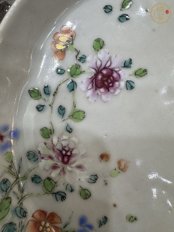 古玩陶瓷粉彩花卉盤真品鑒賞圖