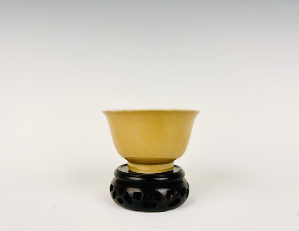 古玩嚴(yán)選清康熙·米黃釉撇口杯拍賣，當(dāng)前價(jià)格32888元