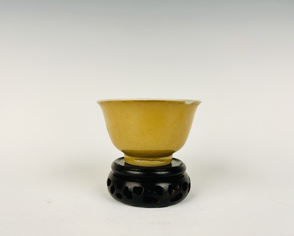 古玩陶瓷清康熙·米黃釉撇口杯拍賣，當(dāng)前價(jià)格0元