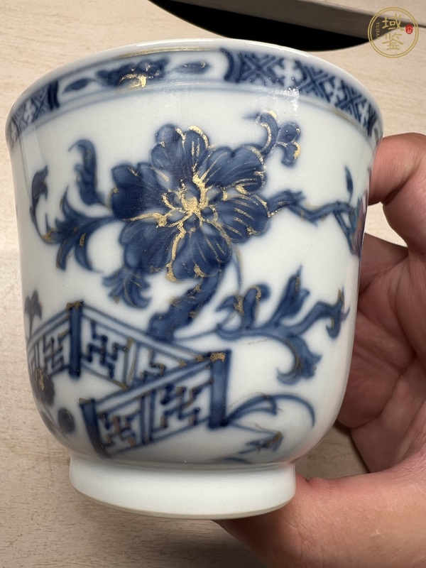 古玩陶瓷清乾隆青花描金花卉紋杯真品鑒賞圖