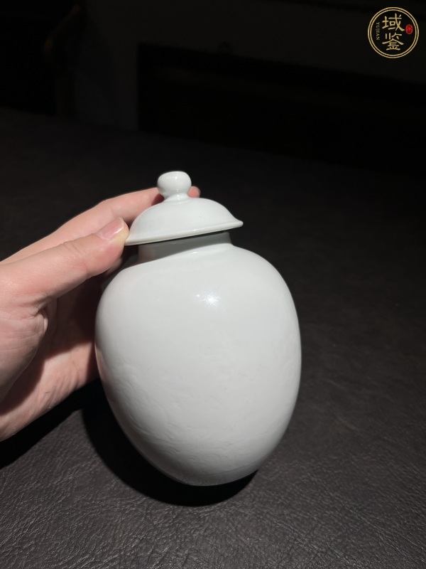古玩陶瓷白釉暗刻紋罐真品鑒賞圖