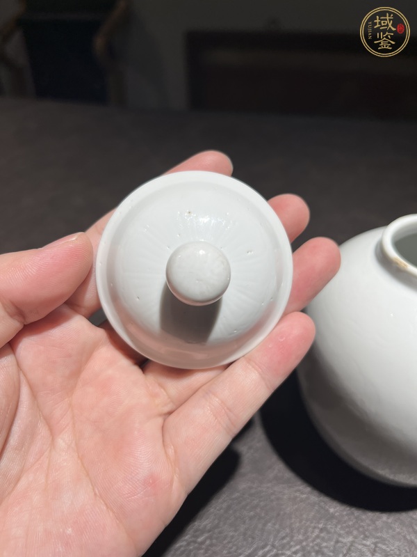 古玩陶瓷白釉暗刻紋罐真品鑒賞圖