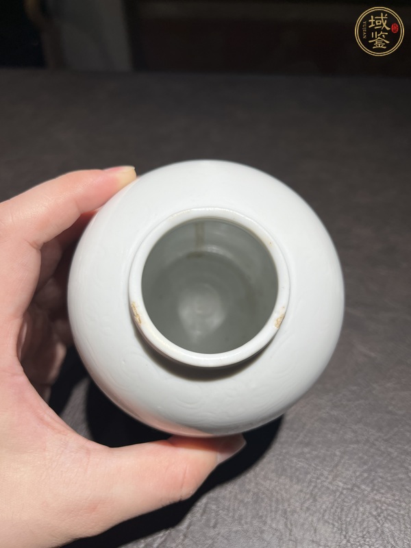 古玩陶瓷白釉暗刻紋罐真品鑒賞圖