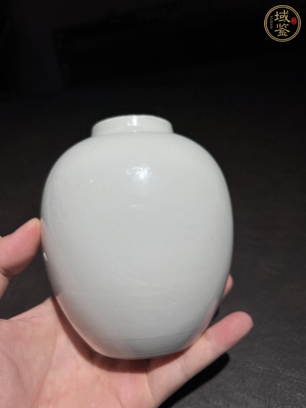 古玩陶瓷白釉暗刻紋罐真品鑒賞圖