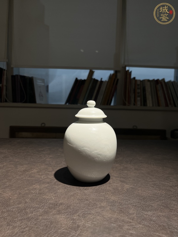 古玩陶瓷白釉暗刻紋罐真品鑒賞圖
