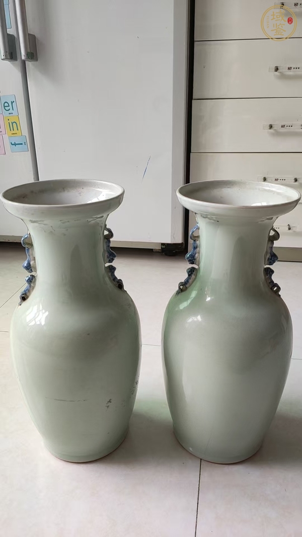 古玩陶瓷豆青釉青花八仙人物盤口瓶真品鑒賞圖