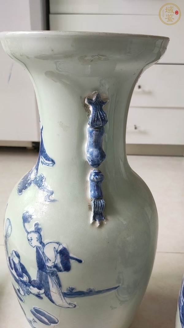 古玩陶瓷豆青釉青花八仙人物盤口瓶真品鑒賞圖