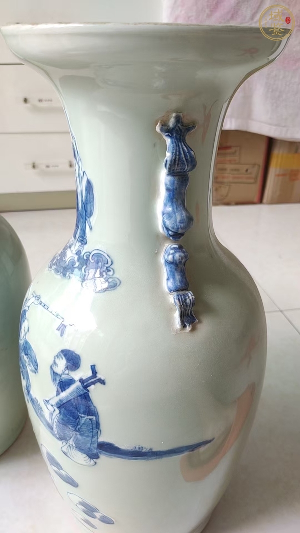 古玩陶瓷豆青釉青花八仙人物盤口瓶真品鑒賞圖