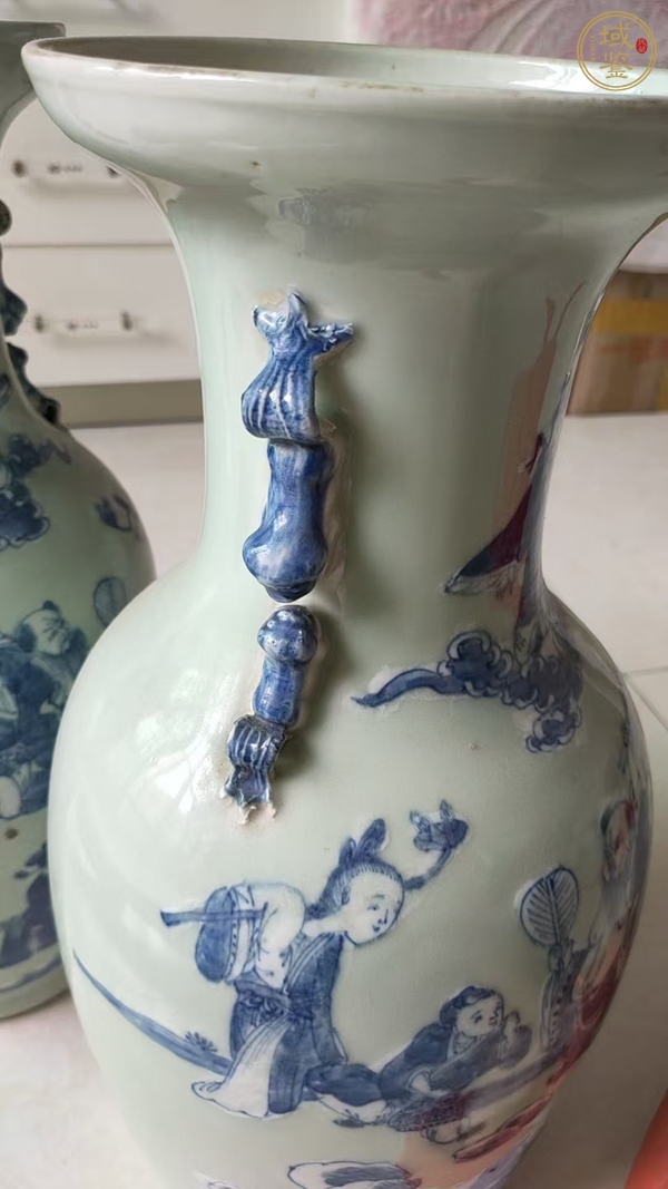 古玩陶瓷豆青釉青花八仙人物盤口瓶真品鑒賞圖