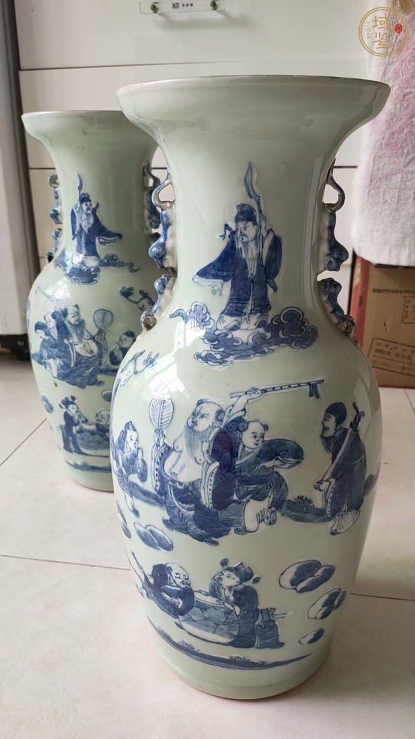 古玩陶瓷豆青釉青花八仙人物盤口瓶真品鑒賞圖