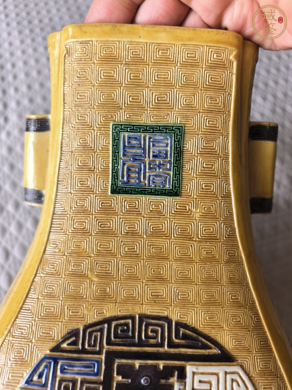 古玩陶瓷黃釉素三彩刻回字紋貫耳瓶真品鑒賞圖