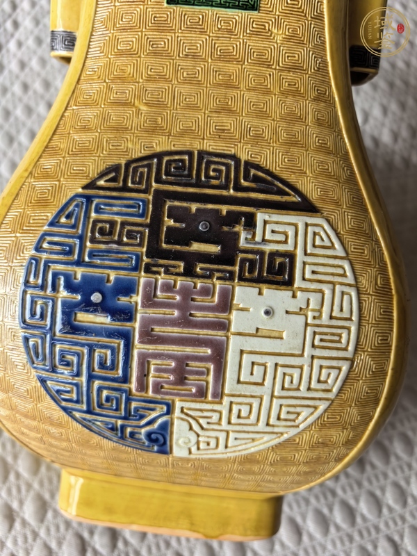 古玩陶瓷黃釉素三彩刻回字紋貫耳瓶真品鑒賞圖
