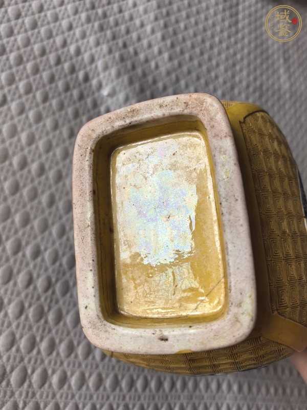 古玩陶瓷黃釉素三彩刻回字紋貫耳瓶真品鑒賞圖