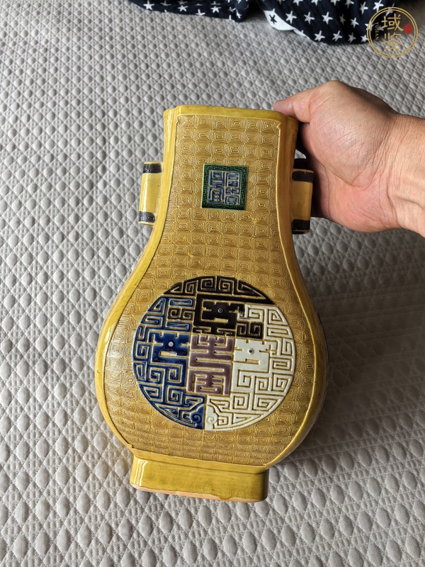 古玩陶瓷黃釉素三彩刻回字紋貫耳瓶真品鑒賞圖