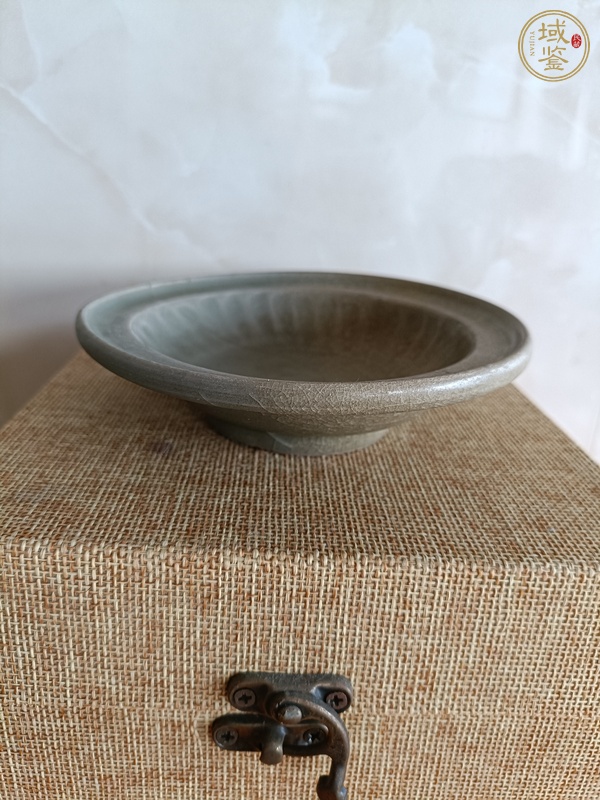 古玩龍泉青瓷菊瓣折沿洗真品鑒賞圖