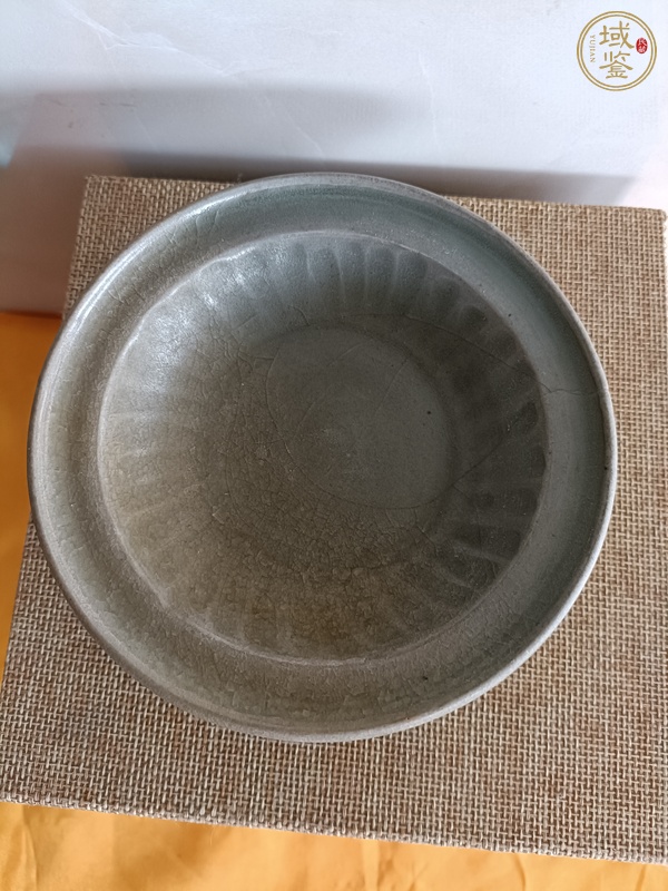 古玩陶瓷龍泉青瓷菊瓣折沿洗真品鑒賞圖
